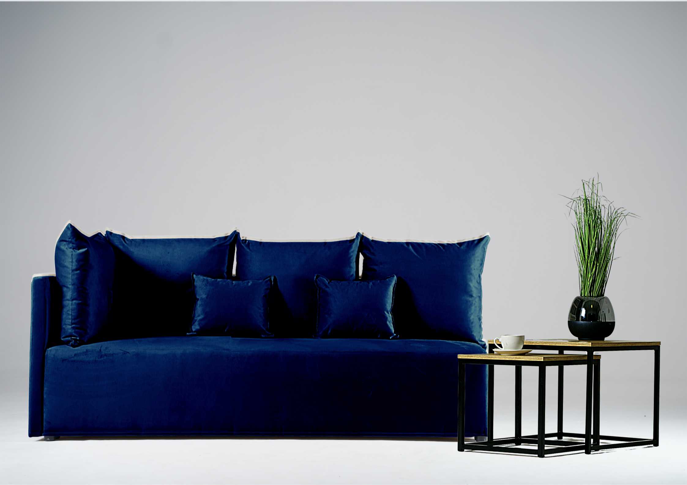 Granatowa sofa do salonu 